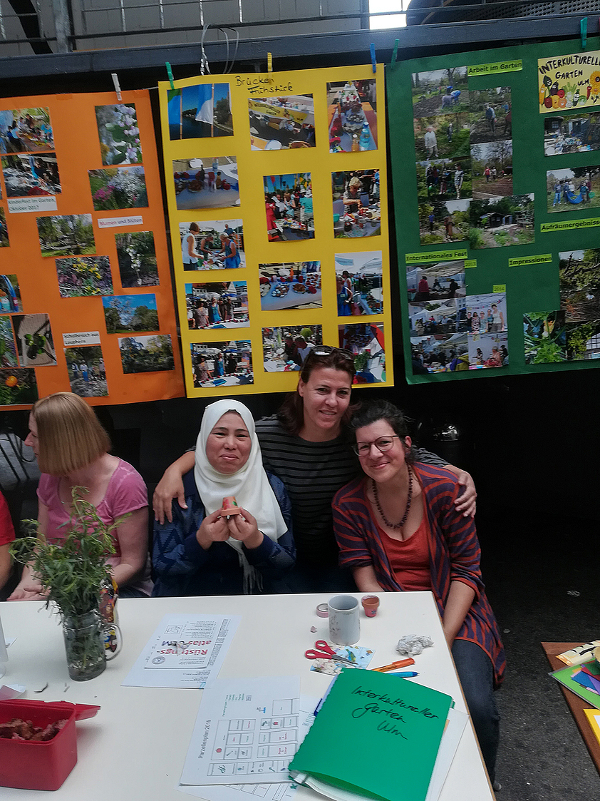Bildwände am Stand zeigen die vielfältigen Aktionen des Interkulturellen Gartens Ulm