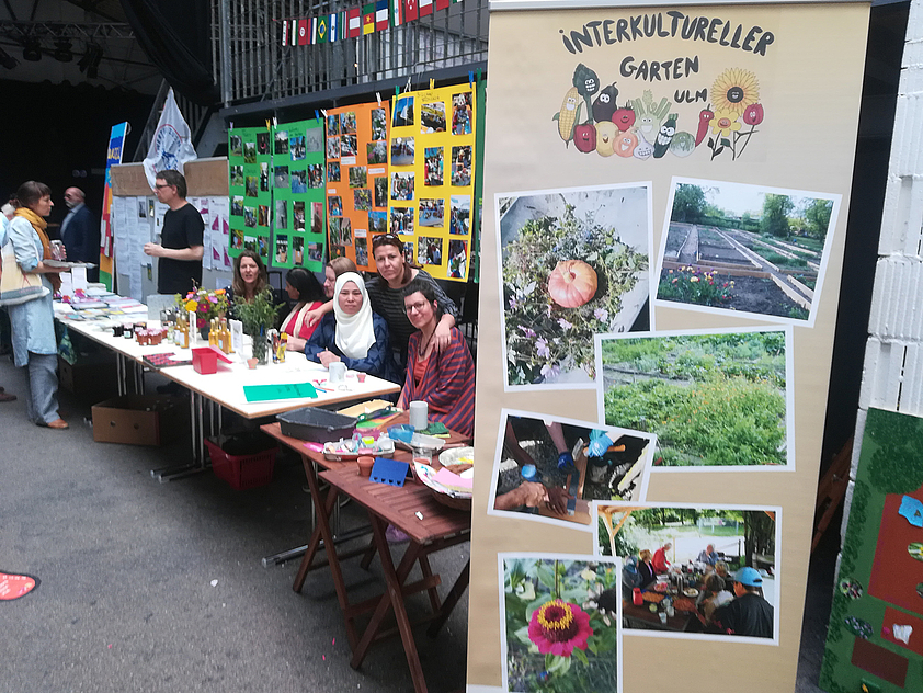 Mitglieder des Interkulturellen Gartens Ulm am Stand des Gartens auf dem Allerweltsfest im Roxy 2019