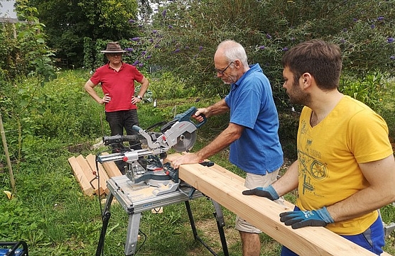 Zusägen der Querbalken für das Weindach