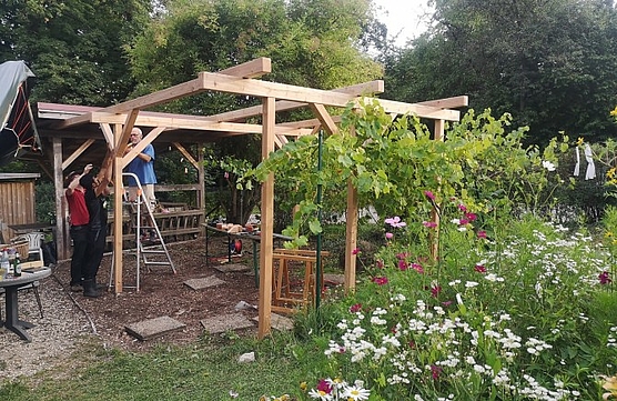 Letzte Korrekturen am Weindach