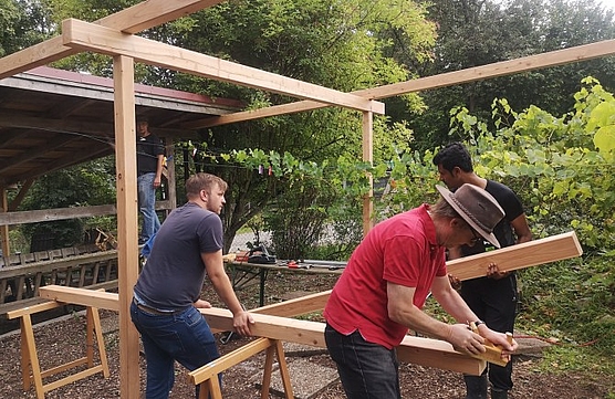 Hobeln der Balken, sodass keine scharfen Kanten bleiben