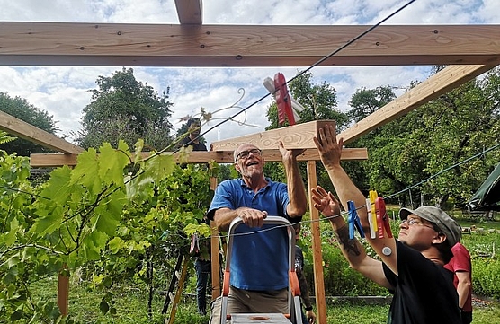 Aufsetzen der Längsbalken auf das Weindach