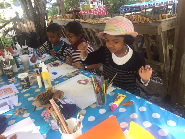 Farbenfrohe Bilder entstehen am Mal- und Basteltisch für die Kinder Farbenfrohe Bilder entstehen am Mal- und Basteltisch für die Kinder