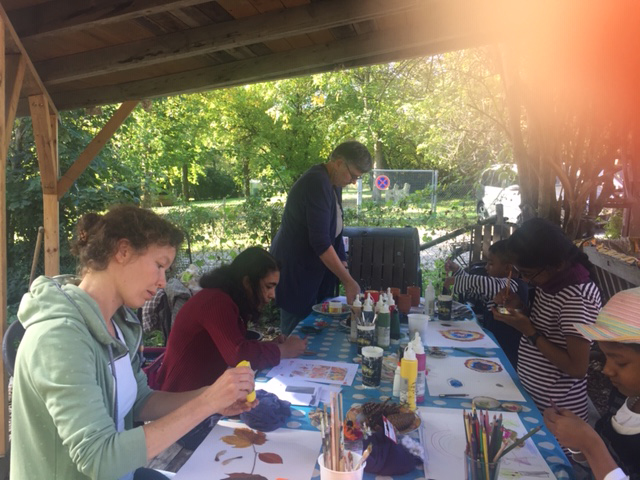 Die Kinder gestalten mit Naturmaterialien am Mal- und Basteltisch Die Kinder gestalten mit Naturmaterialien am Mal- und Basteltisch