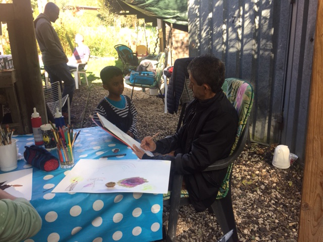 Ein syrischer Freund aus unserem Garten porträtiert einen indischen kleinen Jungen Ein syrischer Freund aus unserem Garten porträtiert einen indischen kleinen Jungen